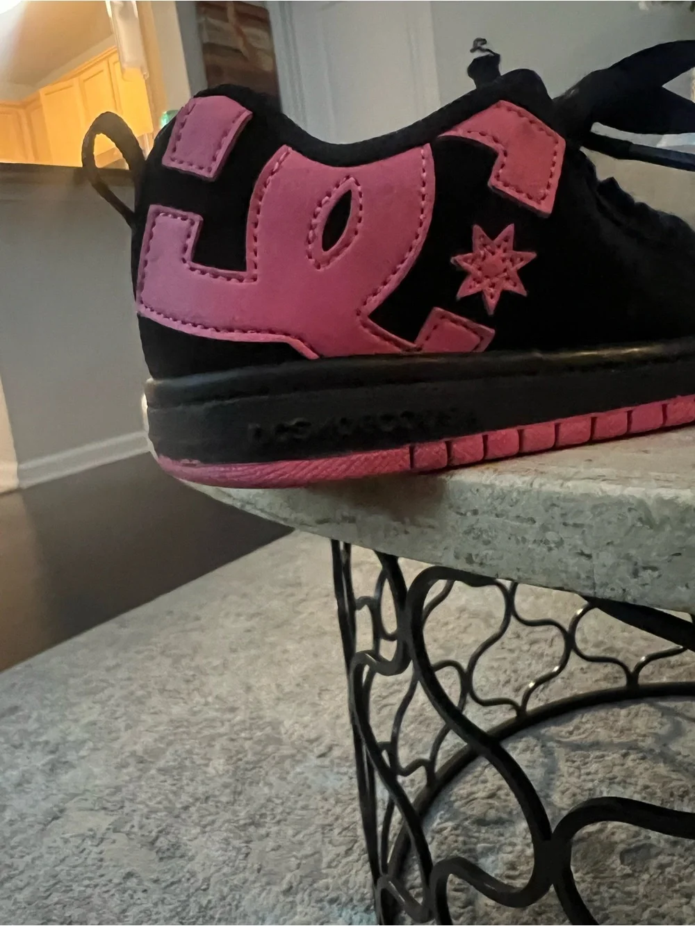 DC shoes Kids size 13 black Sneakers with Pink Logo Accents Y2K used good.